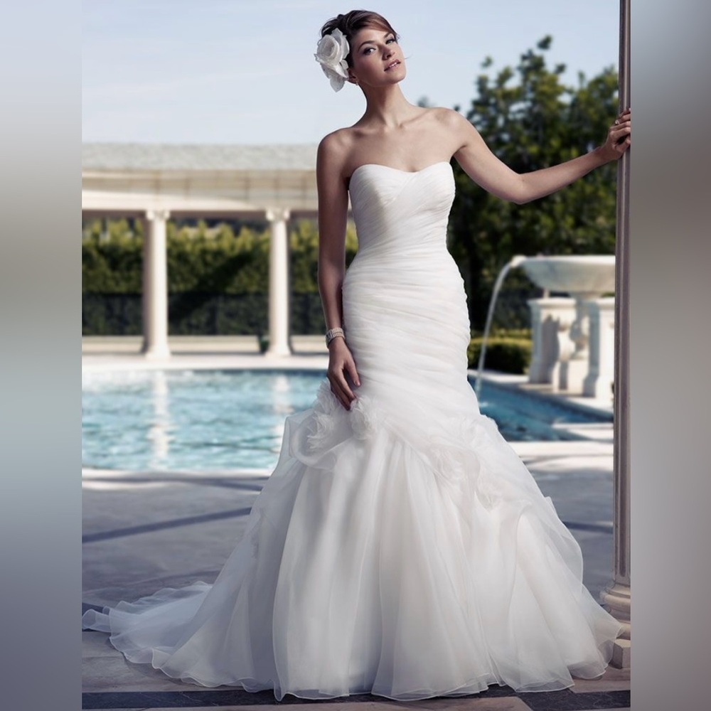 ✨ Casablanca Bridal Gown – Style 2090 ✨
Size 10 Ivory
